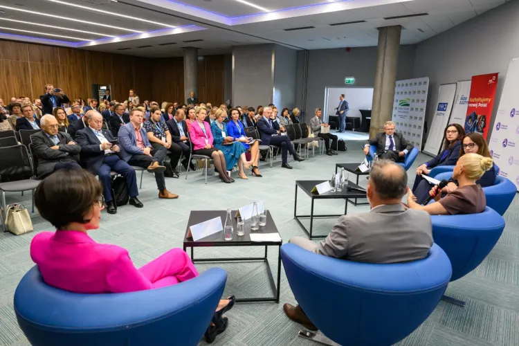 uczestnicy konferencji katedr finansów