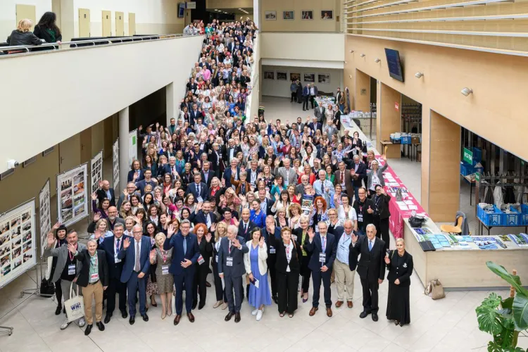 Uczestnicy zjazdu pedagogicznego stoją w Centrum Konferencyjnym 