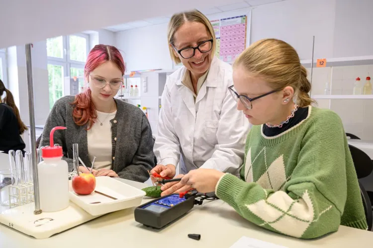Młodzież polonijna na obozie medycznym: zajęcia w laboratorium 