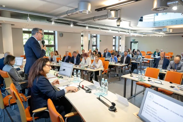 Obrady Senatu UWM: rektor przemawia na stojąco