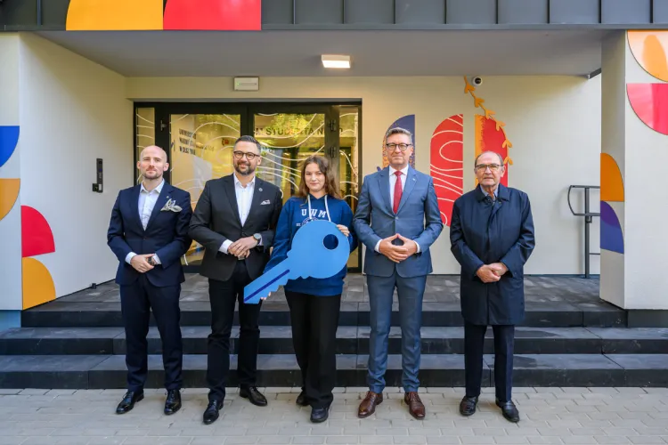 Otwarcie Domu Studenckiego nr 10 w Kortowie. Od lewej: Bogusław Stec, Marcin Kulasek, Iwona Pająk, Jerzy Przyborowski, Krzysztof Krawczyk