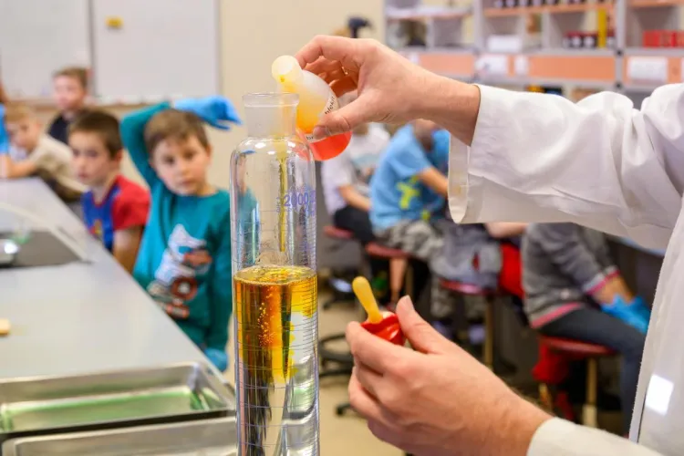 Olsztyńskie Dni Nauki i Sztuki 2025: grupa dzieci biorących udział w warsztatach