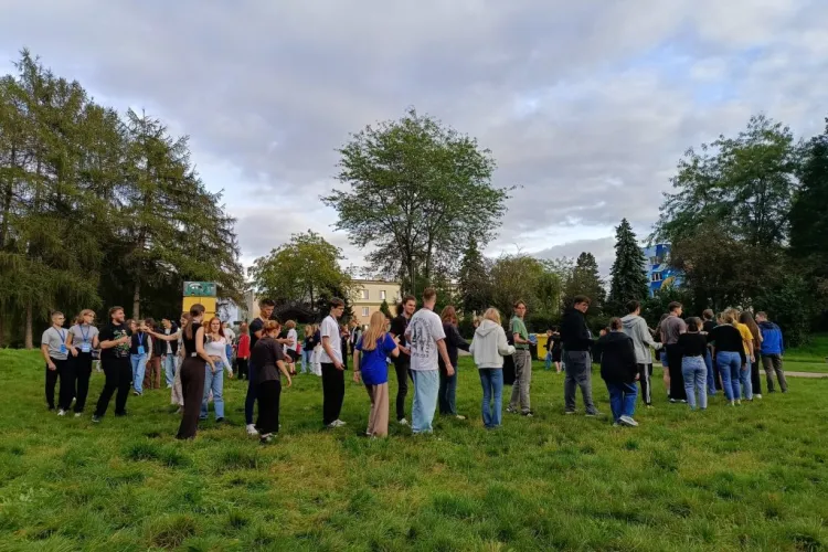 Uczestnicy Adapciaka 2025 podczas zabawy integracyjnej