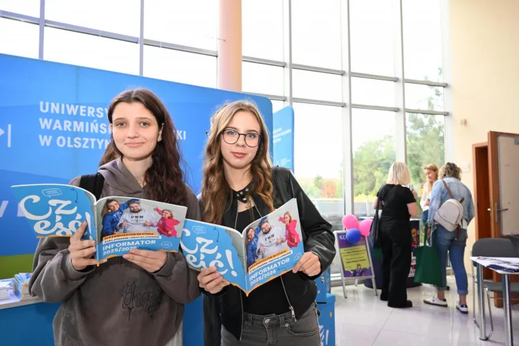 Dwie dziewczyny pozują do zdjęcia w czasie Salonu Maturzystów z informatorami UWM na rok akademicki 2025/2026