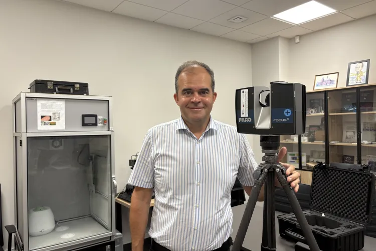 prof. Denis Solodov w laboratorium kryminalistycznym 