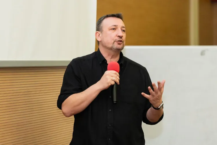 Tomasz Jacheć podczas wygłaszania prelekcji na Czwartkach z humanistyką 