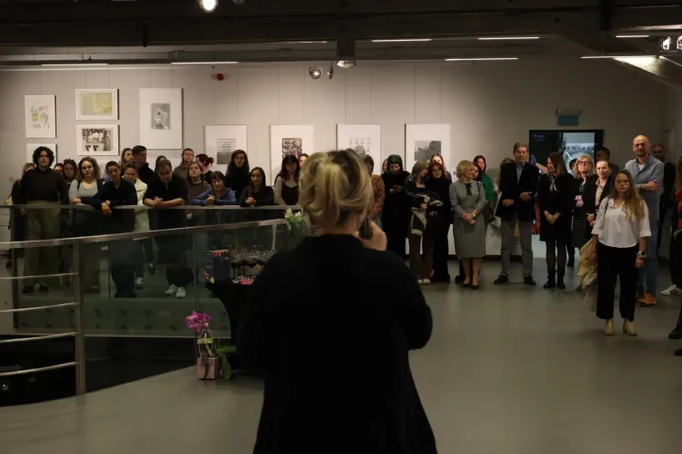 Otwarcie wystawy Światy Równoległe. Zdjęcie przedstawia uczestników wydarzenia / Fot. Ścibor Ciepielewski