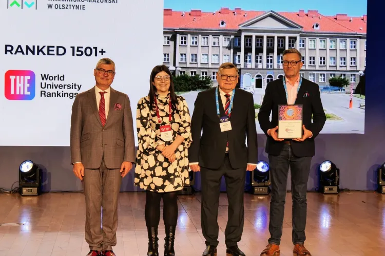 Konferencja LUMEN 2025: Prof. Jerzy Przyborowski (pierwszy z prawej) stoi na scenie z trzema innymi osobami