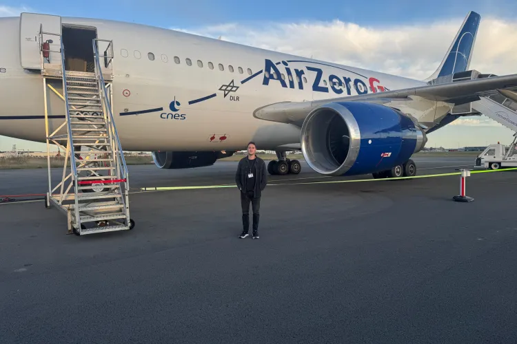 Doktorant UWM podczas lotów parabolicznych we Francji 