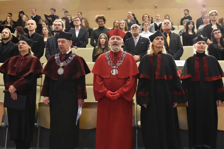 Władze UWM i Wydziału Sztuki podczas dyplomatorium 2025