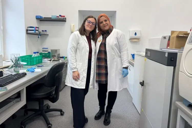 Chiara Pisana i Somia Hallaci stoją w laboratorium Katedry Mikrobiologii Żywności, Technologii i Chemii Mięsa