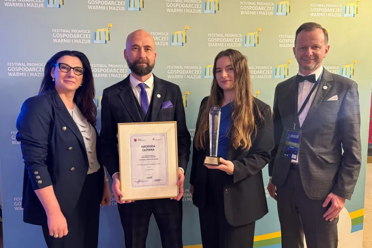 Przedstawiciele Uniwersytetu Warmińsko-Mazurskiego pozują z nagrodą dla Kortowiady 