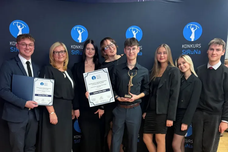 delegacja, która odebrała nagrodę, osoby stoją i trzymają dyplomy