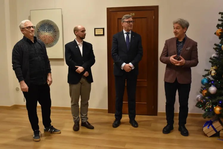 Prof. Antoni Grzybek, dr Marcin Piotrowicz, prof. Jerzy Przyborowski, prof. Jan Połowianiuk podczas otwarcia wystawy w rektoracie
