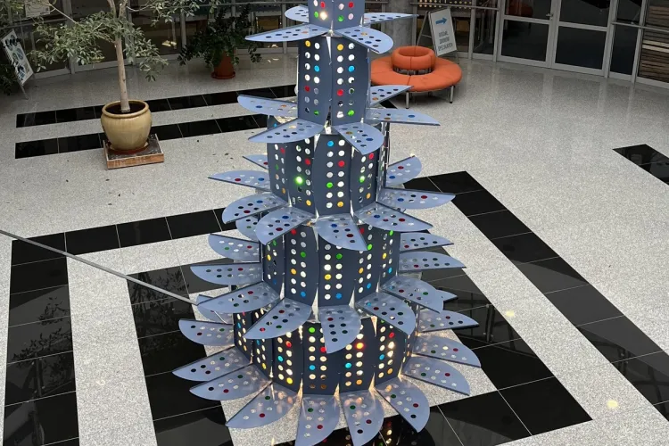 Nietypowa choinka w Bibliotece Uniwersyteckiej, konstrukcja stworzona w oparciu o metalowe elementy