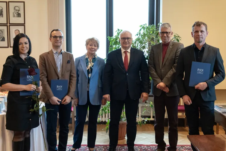 Na zdjęciu wyróżniony przez PAN zespół prof. Mariusza Stolarskiego podczas uroczystości wręczenia nagród w Warszawie