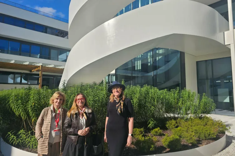 Profesorki UWM: Joanna Chłosta-Zielonka, Aneta Jachimowicz i Agnieszka Jaszczak pozują przed budynkiem w Lizbonie