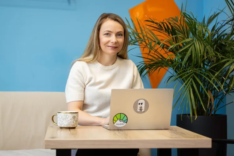 Kamila Naumowicz przy komputerze 