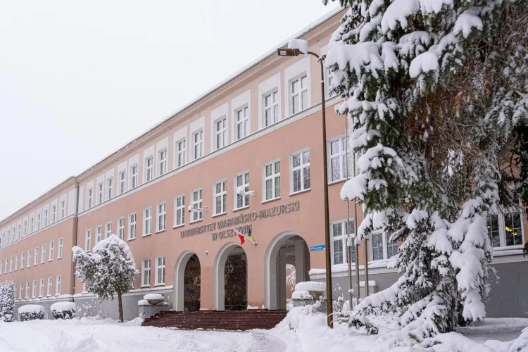 Budynek rektoratu UWM zimą