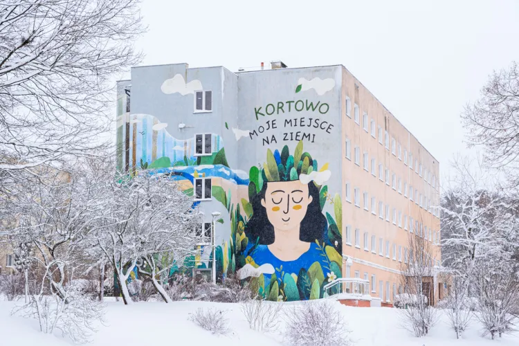 zima w Kortowie, budynek z muralem