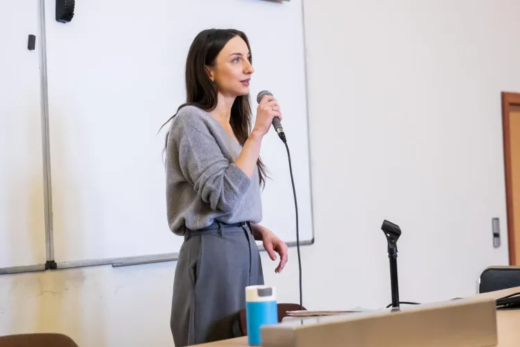 dr Dominika Myślak wygłasza wykład podczas styczniowych "Czwartków z humanistyką" 