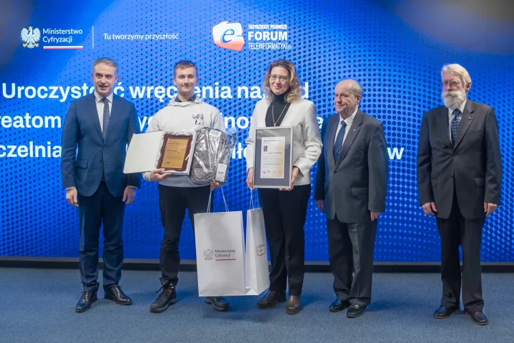 Koło Naukowe Sztucznej Inteligencji "Czarna Magia" podczas odbierania nagrody w Ministerstwie Cyfryzacji 