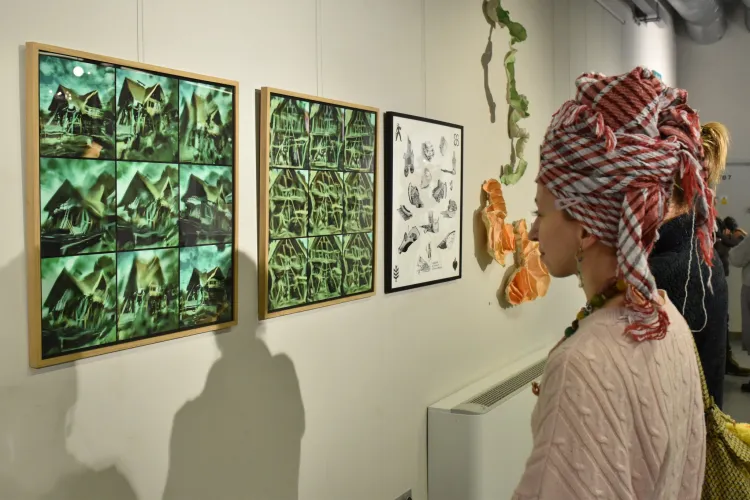 Kobieta oglądająca prace podczas wystawy 