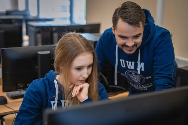 Dwie osoby przy komputerze 