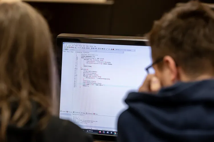 Dwie osoby przy komputerze 