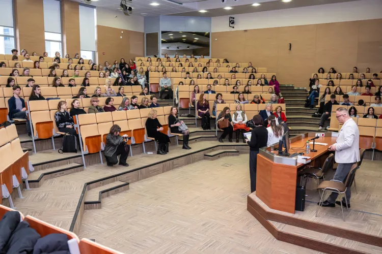 Dzień Języka Ojczystego na Wydziale Humanistycznym. Uczestnicy wydarzenia siedzą w auli