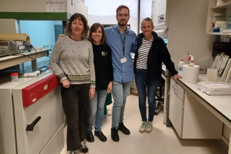 Patryk Adamski na stażu wraz z zespołem