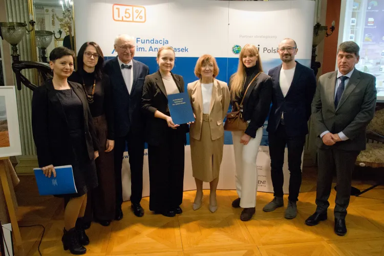 Uroczystość wręczenia nagród Fundacji im. Anny Pasek, wśród osób na zdjęciu znajduje się studentka UWM Maria Błońska (czwarta od lewej) 