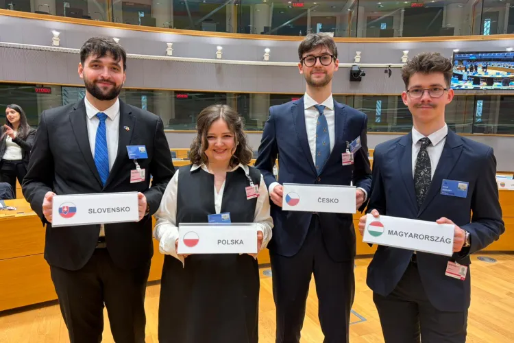 Larysa Panasyuk w towarzystwie studentów z innych krajów, którzy brali udział w warsztatach symulacyjnych ConSIMium