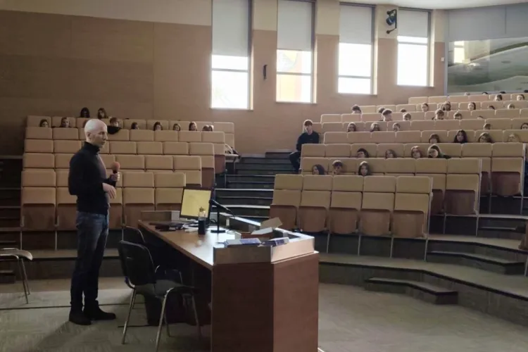 dr Czesław Kiński prezentuje prelekcję podczas lutowych Czwartków z Humanistyką 