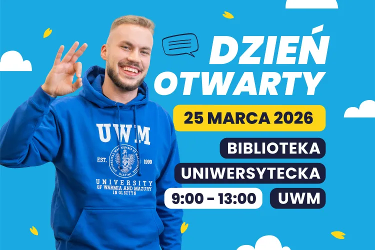 Uśmiechnięty młody mężczyzna w niebieskiej bluzie z logo UWM pokazuje gest „OK”. Obok widnieje napis: „Dzień Otwarty – 25 marca 2026, Biblioteka Uniwersytecka UWM, godz. 9:00–13:00”. Tło jest niebieskie z graficznymi chmurkami i ikoną dymku rozmowy.