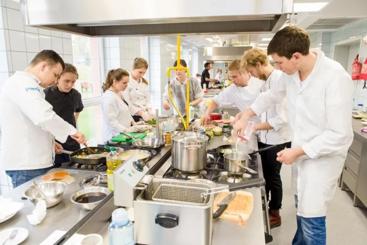 studenci UWM gotują w  Centrum Gastronomii z Dietetyką i Biooceną Żywności