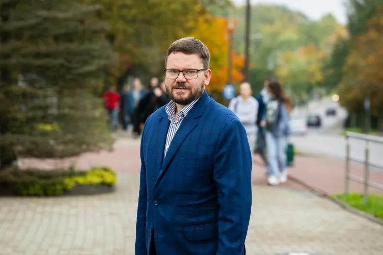 dr Michał Dąbrowski pozuje do zdjęcia w Kortowie 