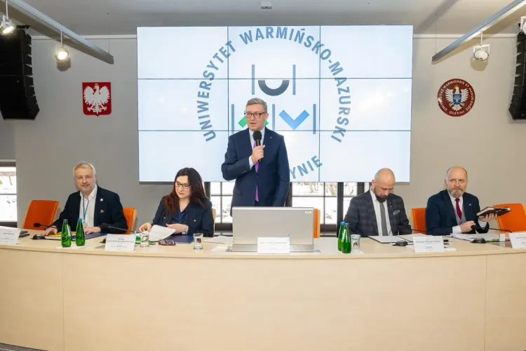 Na zdjęciu znajduje się prof. Jerzy Przyborowski, prof. UWM, podczas lutowego posiedzenia Senatu UWM oraz członkowie kolegium rektorskiego