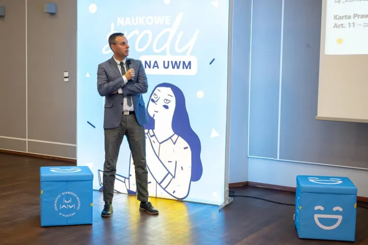 dr Maciej Duda wygłasza prelekcję z cyklu "Naukowe środy na UWM" 