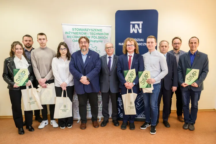 nagrodzeni studenci, dyplomanci, promotorzy, władze WNT i SIMP