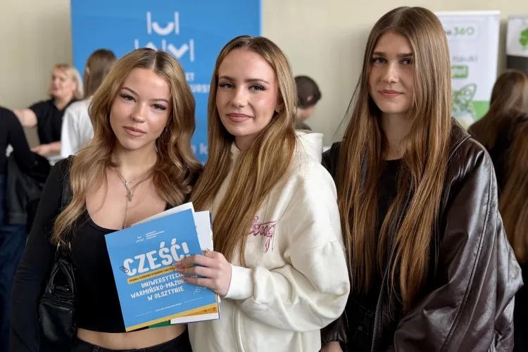 Uczestniczki wydarzenia "Giełda pomysłów na życie" pozują z informatorem UWM