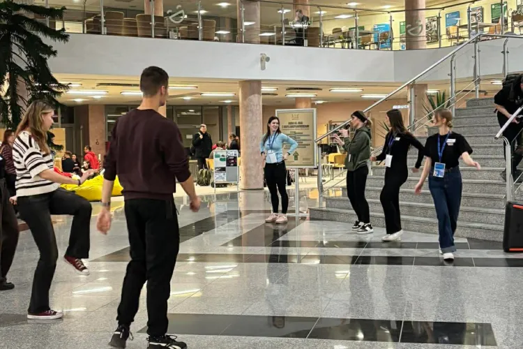 Osoby uczestniczące w wydarzeniu Speed Friending w Bibliotece Uniwersyteckiej UWM