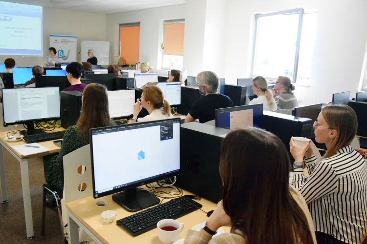 uczestnicy szkolenia dla twórców bazy danych BazTech w jednej z sal Biblioteki Uniwersyteckiej UWM
