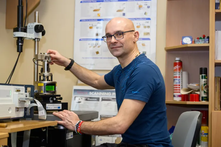 Prof. Sławomir Kulesza przy mikroskopie sił atomowych