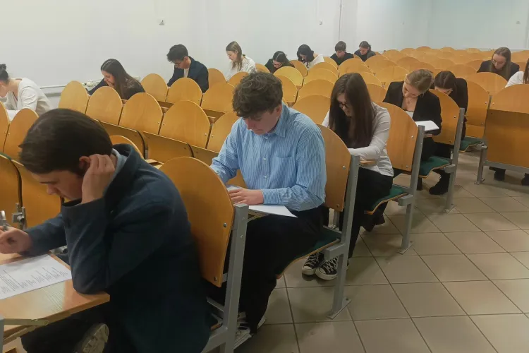 Uczestnicy Olimpiady Wiedzy Ekologicznej na Wydziale Biologii i Biotechnologii UWM. 