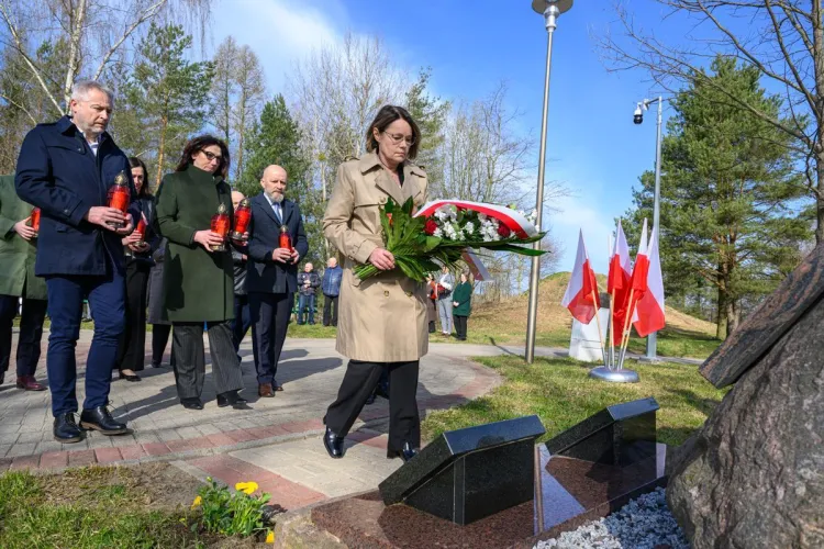 Uroczystość oddania hołdu ofiarom zbrodni katyńskiej w Kortowie. 