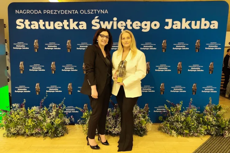 Prof. Mariola Grzybowska-Brzezińska i Aneta Piątkowska pozują ze Statuetką św. Jakuba