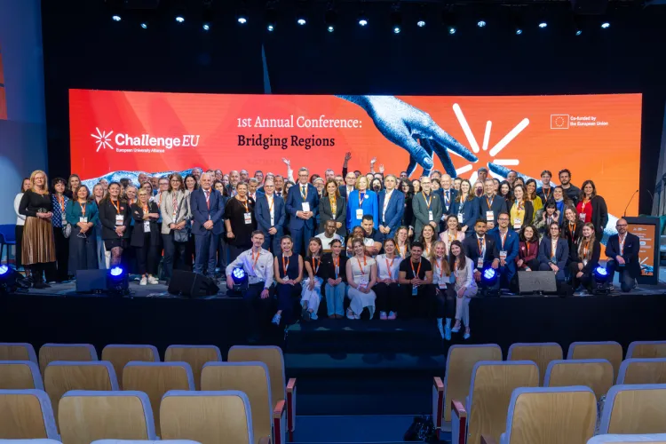 Zdjecie grupowe podczas konferencji sojuszu ChallengeEU