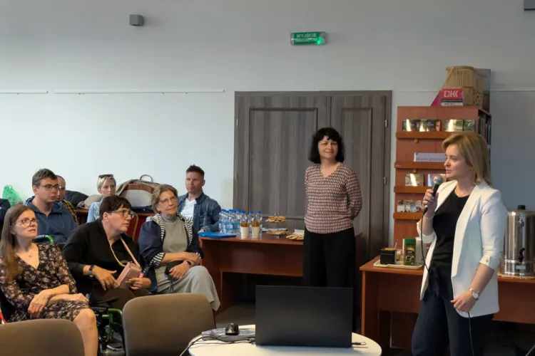 Katarzyna Ćwirynkało i Agnieszka Żyta z uczestnikami spotkania z okazji Dnia Godności Osób z Niepełnosprawnością Intelektualną
