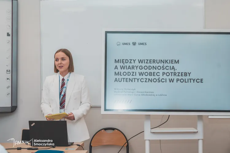 Jedna z uczestnik I Kongresu Młodej Politologii podczas swojego wystąpienia 